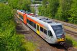   Ein Stadler GTW 2/6 der Hellertalbahn fährt als RB 96  Hellertal-Bahn  (Betzdorf-Herdorf-Haiger-Dillenburg) , Umlauf HTB90415, von Herdorf weiter in Richtung Neunkirchen.