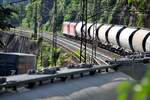 HGK 185 631-9 und eine weitere 185 mit einem Zement-Silowagen Ganzzug auf der Geislinger Steige am 26.06.2012.