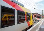   Bahnhof Au (Sieg) am 07.10.2015:   Ein LINT 41 der HLB spiegelt sich im anderen LINT 41 der HLB.