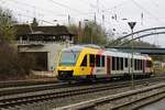 VT 266.2 (95 80 0648 555-5 D-HEB) der Hessischen Landesbahn (HLB) fährt vorbei am Stellwerk  Kf  Kreuztal-Fahrdienstleiter und erreicht kurz später als RB 93 nach Bad Berleburg (über:
