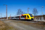 Der VT 501 (95 80 1648 101-1 D-HEB / 95 80 1648 601-0 D-HEB) der HLB (Hessische Landesbahn GmbH), ein Alstom Coradia LINT 41 der neuen Generation, erreicht am 30.03.2021, als RB 95  Sieg-Dill-Bahn 