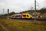 Der VT 203 ABp (95 80 0640 103-7 D-HEB), ein Alstom Coradia LINT 27 der HLB, ex vectus VT 203, fährt am 14.12.2021 in Betzdorf/Sieg aus der Abstellgruppe in den Bahnhof ein, wo er als RB 90