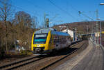 Der VT 202 Abp (95 80 0640 102-9 D-HEB), ein Alstom Coradia LINT 27 der (Hessische Landesbahn), fährt am 18.03.2022, als RB 90  Westerwald-Sieg-Bahn  (Siegen - Betzdorf/Sieg - Au/Sieg -