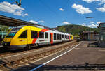 Siegtal pur 2022: Gleich drei gekuppelte Alstom Coradia LINT 41 (VT 266, VT 265 und VT 264) der HLB (Hessische Landesbahn) erreichen am 03.07.2022 als RB 90  Westerwald-Sieg-Bahn  (Siegen –
