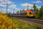 Der 5-teiliger FLIRT 429 546 / 429 046 der HLB (Hessischen Landesbahn) fährt am 16 Mai 2025, als RE 99 „Main-Sieg-Express“ (Frankfurt - Gießen – Siegen), durch Rudersdorf