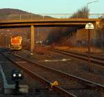 Im letzen Sonnenlicht und bei Vollmond: In Herdorf (06.02.2012) auf der Gleisanlage der Kreisbahn Siegen-Wittgenstein  (KSW) ist die Lok 42, eine Vossloh G 1700 BB (F.-Nr.