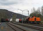 Die Lok 46 der KSW (Kreisbahn Siegen-Wittgenstein), eine Vossloh G 1700-2 BB (eingestellt als 92 80 1277 807-4 D-KSW),  hat am 16.04.2012 in Herdorf den G�terzug zusammengestellt.