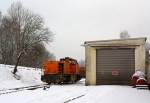 Mittagspause bei der KSW - Die Lok 46 der Kreisbahn Siegen-Wittgenstein (KSW) ist am 06.02.2013 neben dem Lokschuppen der KSW in Herdorf angestellt.