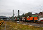 Die KSW 42 (92 80 1277 902-3 D-KSW), eine Vossloh MaK G 1700 BB, kommt am 14.12.2021 aus Herdorf mit einem sehr langen Übergabegüterzug (leere Wagen) in Betzdorf (Sieg) an und stellt den Zug
