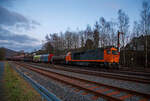 Die KSW 43 (92 80 1273 018-2 D-KSW) der KSW (Kreisbahn Siegen-Wittgenstein), verlässt am 28.01.2022 mit einem langen Übergabezug den KSW Rbf Herdorf (Betriebsstätte Freien Grunder