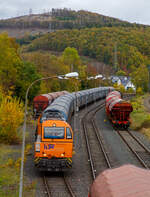 Die KSW 43 (92 80 1273 018-2 D-KSW), die asymmetrische Vossloh G 2000 BB der KSW (Kreisbahn Siegen-Wittgenstein), steht am 07.11.2022 mit einem Übergabezug (leere VTG Coilwagen der Gattung