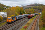 Die KSW 43 (92 80 1273 018-2 D-KSW), die asymmetrische Vossloh G 2000 BB der KSW (Kreisbahn Siegen-Wittgenstein), steht am 07.11.2022 mit einem Übergabezug (leere VTG Coilwagen der Gattung