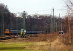 Die KSW 43 (92 80 1273 018-2 D-KSW), die asymmetrische Vossloh G 2000 BB der KSW (Kreisbahn Siegen-Wittgenstein) hat am 09.02.2023, mit ihrem Coilzug (VTG Coilwagen der Gattung Shimmns-ttu), den Rbf
