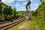 Bahnhof Kirchen an der Sieg am 06 Mai 2025:  Rechts auf Gleis 2 hält der HLB VT 504 (95 80 1648 104-5 D-HEB / 95 80 1648 604-4 D-HEB), als RB 93  Rothaarbahn  von Betzdorf nach Erndtebrück.