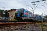 Die an die �sterreichische DPB Rail Infra Service GmbH (Frauental/A) vermietete Siemens Vectron MS – 6193 196 (91 80 6193 196-3 D-Rpool) der Railpool GmbH (M�nchen) f�hrt am 06 Juni 2026, mit einem KLV-Zug (Gelenk-Taschenwagen der Gattung Sdggmrss) durch den Bahnhof Betzdorf/Sieg in Richtung Siegen. Ich stehe auf dem Fu�g�ngersteg der Siegbr�cke.

Die Vectron MS wurde 2025 von Siemens Mobilitiy in M�nchen-Allach unter der Fabriknummer 23859 gebaut und an die Railpool GmbH (M�nchen) ausgeliefert. 

Diese Vectron Lokomotive ist als MS - Multisystemlokomotive mit 6.400 kW Leistung und einer H�chstgeschwindigkeit von 160 km/h konzipiert. Sie wurde in der Variante A01 ausgef�hrt und hat so die Zulassung f�r Deutschland, �sterreich, Slowakei, Polen, Tschechien, Ungarn, Rum�nien und Bulgarien (D / A / SK / PL / CZ / H / RO / BG). So besitzt die Vectron Variante MS A01 folgende Zugsicherungssysteme: ETCS BaseLine 3, sowie f�r Deutschland (PZB90 / LZB80 (CIR-ELKE I)), f�r �sterreich (ETCS Level 1 mit Euroloop, ETCS Level 2, PZB90 / LZB80), f�r Polen (SHP), Slowakei und Tschechien (LS (Mirel)), Ungarn (ETCS Level 1, EVM (Mirel)) und Rum�nien (PZB90).
