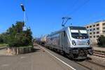 RheinCargo 187 077 zieht ein Kesselwagenzug durch Göppingen am 15 september 2023.