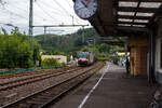 Die an die RTB Cargo vermietete Siemens Vectron MS 193 623-6 (91 80 6193 623-6 D-DISPO) der Beacon Rail Capital Europe GmbH (M�nchen, ex MRCE Dispolok) f�hrt am 06 Juni 2026 mit einem Kesselwagenzug, laut Gefahrguttafel (33/1170) und Anschrift beladen mit Ethanol, durch den Bahnhof Betzdorf/Sieg in Richtung K�ln.

Nochmals einen Gru� an den netten Lokf�hrer zur�ck. 

Die Siemens Vectron MS wurde 2018 von Siemens Mobility GmbH in M�nchen-Allach unter der Fabriknummer 22503 gebaut und an die MRCE als X4 E – 623 geliefert. Diese Vectron Lokomotive ist als MS – Lokomotive (Mehrsystemlok) mit 6.400 kW und einer H�chstgeschwindigkeit von 200 km/h konzipiert. Sie ist in der Variante A10-2d ausgef�hrt und hat so die Zulassungen f�r Deutschland, �sterreich, Polen, Tschechien, Slowakei, Ungarn, Niederlande und Rum�nien (D / A / PL / CZ / SK / H / NL und RO).

Die Variante MS A10 besitzt folgende Zugsicherungssysteme: ETCS BaseLine 3, sowie f�r Deutschland (PZB90 / LZB80 (CIR-ELKE I)), f�r �sterreich (ETCS Level 1 mit Euroloop, ETCS Level 2, PZB90 / LZB80), f�r Polen (SHP), f�r Tschechien und die Slowakei (LS (Mirel)), f�r Ungarn (ETCS Level 1, EVM (Mirel)) f�r die Niederlande (ETCS Level 1, ETCS Level 2, ATB-EGvV) und f�r Rum�nien (PZB90).