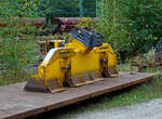 WINDHOFF Schwellenwechselgerät APE (HSW) der Schweerbau, zum Anbau an einen Zweiwege-Bagger, abgestellt am 20.09.2021 beim Bahnhof Betzdorf (Sieg).