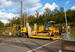   Ein ungew�hnlicher Schienentransport, ein Liebherr Zweiwegebagger A 922 rail mit einem Tiefladewagen und darauf verladener Raupe f�hrt am 09.10.2016 in Kreuztal �ber den Bahn�bergang.