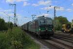 TX Log 193 252 zieht ein Ganzzug von geschlossener Wagen durch Salzbergen am 26 April 2025.
