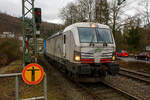 Die eigentlich weiße TXL 7193 317 „Connected to Nature“ (91 80 7193 317-3 D-TXL) der TXL - TX Logistik AG (Troisdorf) fährt am 15 Januar 2026 mit einem KLV-Zug durch Kirchen/Sieg