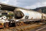 4-achsiger Drehgestell-Staubgutwagen (128 m� Silowaggon) 33 RIV 80 D-VTGD 9307 019-5 Gattung Uacs, der VTG AG (Hamburg) am 31.01.2015 bei der Zugdurchfahrt in Betzdorf/Sieg.