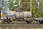 VTG Gefahtgut-Kesselwagen f�r Salzs�ure (Gefahrguttafel 80 / 1789) 24 RIV 80 D-VTG 7495 004-4 Zcfs bei der Durchfahrt in Ulm am 17.09.2022.
