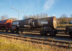 Vierachsiger 34 m� Drehgestell Kesselwagen mit Bremserb�hne, 33 80 7874 648-8 D-VTG, der Gattung Zaces, der VTG Rail Europe GmbH (Hamburg), abgestellt am 21.02.2023 in Herdorf, im Zugverband eines