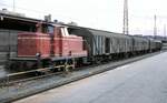 260 010-4 mit Behelfspackwagen und Schiebewandwagen (Expressgut und Post) in Ulm am 28.10.1981.