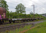 2 x 2 achsiger leere offener Autotransportwaggoneinheit 25 80 4354 025-5 D-ATG der Gattung Laadrs 557 der DB Cargo Logistics GmbH (ex ATG Autotransportlogistic GmbH) am 22 Mai 2024 im Zugverband bei