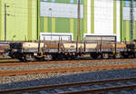 Drehgestellflachwagen mit vier Rads�tzen, mit Seiten- und Stirnwandklappen und mit Rungen RIV 31 80 3948 300-9 D-DB, Gattung Remms 665, der DB Cargo AG, am 08.04.2017 mit Rundstahl aus Edelstahl