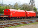 Zwei sechsachsige Drehgestell-Flachwagen mit verschiebbarem Planenverdeck und Lademulden f�r Coiltransporte, 31 80 4876 521-4 D-DB und 31 80 4876 708-7 D-DB, der Gattung Sahimms-tu 902, der DB Cargo
