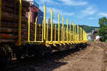 Leerer vierachsiger Drehgestell-Flachwagen (Holzwaggon) mit Niederbindeeinrichtung (Ladungssicherungssystem „Autonordic“) und Rungensystem ExTe (SR8), 81 80 4723 005-2 D-TWA, der Gattung Snps (TWA Bezeichnung SNPZ), der TRANSWAGGON GmbH (Hamburg) zurzeit an die Mercer Holz vermietet, beladen mit Fichten-Rundholz abgestellt am 07 September 2024 in Siegen-Eintracht auf der Gleisanlage der KSW - Kreisbahn Siegen-Wittgenstein (Eisern-Siegener Eisenbahn NE 437).

Der Wagen wurde 2016 von Tatravagonka Poprad (Slowakei) unter der Fabriknummer 010 gebaut (die Drehgestelle unter Fabriknummer 108011).

Ausführliche technische Beschreibung dieser Wagen siehe: http://hellertal.startbilder.de/bild/deutschland~wagen~gueterwagen-der-gattung-s-sonst-drehgestellflachwagen/861354/beladener-vierachsiger-drehgestell-flachwagen-holzwaggon-mit-niederbindeeinrichtung.html
