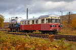 Der meterspurige Dieseltriebwagen T34 von der Museumsbahn  Alp-B�hnle Amstetten-Oppingen (geh�rt zu den Ulmer Eisenbahnfreunde e.V.) abgestellt am 26.10.2021 bei der Umspuranlage beim Bahnhof