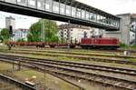 212 089-7 rangiert mit zwei Rungenwagen 37 RIV 80 D-VTG 3941 111-5 Rvs und 37 80 3349 976-0 D-BKE Rlmms in Ulm am 20.05.2023.