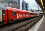 Ehemaliger DB UIC-X-Wagen bzw. m-Wagen (Bm 235 - Schnellzugwagen)...
Der Snälltåget Speisewagen A-SNALL 61 81 88-90 002-0 der Gattung WRbmz eingereiht in den Snälltåget Nachtzug Åre-Stockholm-Malmö am 21.03.2019 in Stockholm Central (Hauptbahnhof). Die mehrfache schwedische Anschrift „Krogen“ steht auch für Lokal.

Der Speisewagen ist ein ehemaliger 2. Klasse DB Reisezugwagen (UIC-X-Wagen bzw. m-Wagen) der Gattung Büm 234 er wurde 1974 von der Linke-Hofmann-Busch GmbH (LHB) in Salzgitter-Watenstedt gebaut und die DB geliefert wo er als 51 80 22-70 611-4 Büm 234 bezeichnet wurde. 1981 wurde er in D-DB 51 80 22-90 314-1 Bm 235 umgebaut, im Jahre 1995 ging er als ICK-Reisezugwagen 50 84 82-37 066-7 BD an die NS. 2013 wurde er an die Hector Rail nach Schweden verkauft, 2017 ging er an die Snälltåget und wurde zum Speisewagen A-SNALL 61 81 88-90 002-0 WRbmz  umgebaut.     

TECHNISCHE DATEN:
Länge über Puffer: 26.400 mm
Wagenkastenlänge: 26.100 mm
Wagenkastenbreite:  2.825 mm
Höhe über Schienenoberkante: 4.050 mm
Drehzapfenabstand: 19.000 mm
Achsstand im Drehgestell: 2.500 mm
Drehgestellbauart: Minden-Deutz
Leergewicht: 42,9 t
Höchstgeschwindigkeit: 200 km/h
Sitzplätze: 42
Toiletten: 1, geschlossenes System
Bremse: KE-CPR-Mg (D)        

