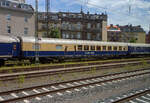 Der Gesellschaftswagen/Partywagen/Tanzwagen D-CBB 56 80 89-94 109-6 der Gattung WGmz 218 der Centralbahn GmbH (Mönchengladbach), eingereiht im Zugverband eines mit 12 Wagen sehr langen Sonder-