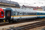 Der zweite Klasse „alex“ Reisezugwagen (Schnellzugwagen) I-DLB 61 83 21-90 174-5 der Gattung Bmz der DLB - Die Länderbahn GmbH, am 06 Juni 2019 beim Hauptbahnhof München, eingereiht in einem „alex“-Zug (München-Hof).

Der Wagen ist vermutlich ein ehemaliger FS Eurofima- Reisezugwagen (UIC-Typ Z) und daher weiter in Italien registriert.

TECHNISCHE DATEN:
Spurweite: 1.435 mm (Normalspur)
Länge über Puffer: 26.400 mm
Drehzapfenabstand: 19.000 mm
Achsstand im Drehgestell: 2.560 mm
Leergewicht: 47 t
Höchstgeschwindigkeit: 200 km/h
Zulassungen: RIC (AC mehrspannungsfähig)
Sitzplätze: 66 in der 2. Klasse in
Abteile: 11 Abteilen mit je 6 Plätzen, 1 Dienstabteil
Toiletten: 1
Bremsbauart: WU-R