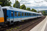 Der ex InterRegio-Wagen der 2. Klasse mit Mehrzweckabteil, D-GfF 51 80 84-90 702-2 der Gattung Bimdz 268.9, der GfF - Gesellschaft f�r Fahrzeugtechnik mbH (Crailsheim) am 02 Juli 2026 im Zugverband bei einer Zugdurchfahrt im Bahnhof Kirchen (Sieg). 

Der UIC-X-Wagen wurde 1972 von LHB - Linke-Hofmann-Busch GmbH) in Salzgitter-Watenstedt (heute ALSTOM Transport Deutschland GmbH) gebaut und als 51 80 22-70 249-3 der Gattung Bm 234 an die Deutsch Bundesbahn geliefert. 

Bereits Mitte der 1980er Jahre plante die DB eine Neuordnung ihrer Schnellz�ge, die bis dahin alle nach individuellen Fahrpl�nen fuhren. Eine Kategorie unterhalb der Intercitys sollte ein betriebenes Netz aus �berregionalen InterRegio´s die bisherigen Schnellz�ge ersetzen. Dabei sollte �berwiegend das bisherige Wagenmaterial eingesetzt werden, welches aber einem weitgehenden Umbau zu unterziehen war, die neue Wagengattung „-im“ war geboren.

Ab 1987 wurden bei PFA Weiden (Partner f�r Fahrzeugausstattung GmbH) Schnellzugwagen der Spenderbauarten Am203, ABm225 und Bm234/Bm235 in die Bauarten Aim260 bzw. Aimz261 (155 Wagen erster Klasse), ARkimbz262 (155 Wagen erster Klasse mit Bistroabteil), Bim263 bzw. Bimz264 (563 Wagen zweiter Klasse) und Bimdz268 (132 Wagen zweiter Klasse mit Fahrradabteil) umgebaut. So wurde Dieser Wagen 1992 bei PFA Weiden zum Bimdz 268 (InterRegio-Wagen der 2. Klasse mit Fahrradabteil) umgebaut. 

Anfang der 2000er Jahre verkaufte die Deutsche Bahn 150 Wagen an die NS - Nederlandse Spoorwegen. F�r den dortigen Einsatz wurden die Wagen bei PFA Weiden in den Jahren 2001 und 2002 modernisiert. Im Jahr 2009 endete der Einsatz der ICK-Wagen. So ging dieser Wagen wieder nach Deutschland, er wurde an die BahnTouristikExpress, (56 80 84-90 702-7 D-BTEX Bimdz 268.9) verkauft. 

TECHNISCHE DATEN:
Spurweite: 1.435 mm (Normalspur)
L�nge �ber Puffer: 26.400 mm
Wagenkastenl�nge: 26.100 mm
Wagenkastenbreite: 2.825 mm
H�he �ber Schienenoberkante: 4.050 mm
Drehzapfenabstand: 19.000 mm
Achsstand im Drehgestell: 2.500 mm
Laufraddurchmesser: 950 mm (neu) / 900 mm (abgefahren)
Drehgestellbauart: Minden-Deutz 366
H�chstgeschwindigkeit: 200 km/h
Layout: vier Abteile zweiter Klasse mit je 5 Sitzen, drei Bereiche mit zusammen 35 Sitzen und 6 Klappsitzen und ein Mehrzweckbereich mit 5 Klappsitzen und Platz f�r Fahrr�der oder Sperrgep�ck
Toiletten: 1 (geschlossenes System)
Zulassung: RIC, gem�� besonderer Vereinbarung
Bremse: pneumatische Scheibenbremse mit Magnetschienenbremse KE-GPR-Mg (D)