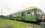Doppelstockwagen DR DBvq 50 50 26-12 089-7, die letzte vollständige Zugeinheit dieser Bauart im Eisenbahnmuseum Weimar am 05.08.2016.