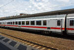 Klimatisierter modernisierter zweite Klasse InterCity-Großraumwagen, D-DB 61 80 29-94 627-3, der Gattung Bpmbz 294.6, der DB Fernverkehr AG, eingereiht im Zugverband als Wagen Nr.