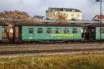 Vierachsiger modernisierter 750 mm-Schmalspur 2.Klasse Personenwagen mit Traglastenabteil, offenen Plattformen und Holzdach, SDG 970-620 (ex DB 970-620, ex DR 970-620), der Gattung KB4 tr, der SDG -