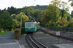 Impressionen der Drachenfelsbahn vom 24. September 2017
Die Drachenfelsbahn ist die �lteste noch betriebene Zahnradbahn in Deutschland. Sie wird nach einer eigenen „Bau- und Betriebsordnung f�r die Drachenfelsbahn “ von der Bergbahnen im Siebengebirge AG betrieben.
Foto: Walter Ruetsch