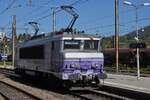 SNCF BB 22316 wartet geduldig am Bahnsteig vom Bahnhof Chamb�ry Challes-Eaux, um an die Personenwagen angeh�ngt zu werden.