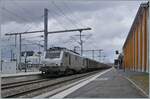 Mit einem sehr langen Mineralwasserzug sind die beiden akiem BB 37028 an der Spitze und BB 27169 am Schluss in Annemasse auf dem Weg in Richtung Bellegarde.