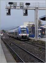 Der SNCF  fluo  GRAND EST X 76796 verlässt als TER 831722 Molsheim und zeigt sich unter der typischen relativ massigen Signalbrücke des Bahnhofs. Der Zug ist auf der Fahrt von Strasbourg nach Barr.
Auf den von Strasbourg ausgehenden Strecken via Molsheim wird ein für Frankreich untypischer starker Reisezugverkehr angeboten, so dass zwischen Molsheim und Strasbourg je nach Tageszeiten bis zu sechs Zugspaare pro Stunde verkehren.

12. März 2024