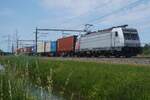 Akiem/RFO 186 003 schlept am 30 Mai 2026 ein Containerzug durch Valburg.