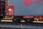 Detailbild von dem recht neuen vierachsiger Drehgestell-Flachwagen mit verschiebbarem Planenverdeck und Lademulden für Coiltransporte, 33 87 4673 052-6 F-ERSA der Gattung Shimmns-ttu, der französischen Vermietungsfirma ERMEWA S.A., abgestellt am 21.02.2013 in Herdorf.

Hier sieht man auch gut das Lastgrenzenraster. Es zeigt an, wie groß das zulässige höchste Ladungsgewicht abhängig von der entsprechenden Streckenklasse ist.
