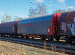 Recht neuer und noch nicht beschmierter, vierachsiger Drehgestell-Flachwagen mit verschiebbarem Planenverdeck und Lademulden für Coil-/Spaltbandtransporte, 33 87 4673 052-6 F-ERSA der Gattung Shimmns-ttu, der französischen Vermietungsfirma ERMEWA S.A., abgestellt am 21.02.2013 im Zugverband, auf dem KSW Rbf in Herdorf (Betriebsstätte Freien Grunder Eisenbahn - NE 447).

Der Wagen wurde vom kroatischen Hersteller Đuro Đaković in Slavonski Brod gebaut. Die Plane mit Spriegel und Laufwagen ist vom Schleswiger Tauwerkfabrik Oellerking GmbH & Co. KG.

Die Ausstattung mit fünf Lademulden sowie das Planverdeck optimieren die Beförderung nässeempfindlicher Coils. Diese Planen können jeweils soweit zusammen geschoben werden, dass zum Be- und Entladen die Ladefläche zu 2/3 freigelegt ist. Der Wagen ist für die Beförderung von schweren witterungsempfindlichen Blechrollen (Coils) mit 5 fest im Untergestell eingebauten Lademulden ausgerüstet.

Das Untergestell und die Stirnwände, die als Abkantrahmenkonstruktion mit Blechbekleidung und U-förmigen Verstärkungsprofilen ausgeführt sind, bilden den Wagenkasten. Die sattelförmig angeordneten, jeweils mit den Außenlangträgern verschweißten Querträger bilden zusammen mit den Muldenblechen die Lademulden. Die Wagenabdeckung erfolgt mit einer PVC-beschichteten Gewebeplane, die auf 11 Rohrrahmen aufliegt. Über Laufwagen ist das Planendach in Wagenlängsrichtung verschiebbar. Die Verriegelung des Planendaches an den Stirnwänden erfolgt über eine 4-PunktZentralverriegelung, die sowohl vom Erdboden als auch von der Rampe aus bedient werden kann. Das Planendach lässt sich an einem Wagenende so weit zusammenschieben, dass ca. 2/3 der Ladefläche zur Beladung freigegeben wird. Zwischen den Spriegeln sind Hilfsspriegel so angeordnet, dass ein Einfallen der Plane beim Zusammenschieben um die Hälfte vermindert wird, um den notwendigen Freiraum für größere Coildurchmesser zu gewährleisten. Der Wagen darf nur mit geschlossenem und verriegeltem Planendach verkehren.

Die Wagen sind mit 20 verstellbaren Festlegearmen (4 je Mulde) ausgerüstet, die auf den Muldenhöckern gelagert sind und sich über Rollen in den Mulden abstützen. Ihre Form und Festigkeit ist so ausgelegt, dass sie einen sicheren Schutz gegen unzulässiges seitliches Verschieben als auch gegen Kippen gebundener Schmalbandcoils (Spaltband) gewährleisten. Gegenüber Festlegeeinrichtungen früherer Bauarten (z. B. Shimmns-tu 718) sind die einzelnen Arme sowohl grob verschiebbar als auch über Spindeln fein einstellbar. Dadurch können die Arme bis auf Kontakt an die Coils herangeführt werden. Die Spindeln werden dazu über seitlich an den Muldensätteln angeordnete Handräder oder auch über geeignete Maschinen angetrieben. Die Auskleidung der Mulden mit einer Gummiauflage soll einen optimalen Schutz des Coilbleches, der auch durch eine spezielle Muldenkonstruktion erreicht wird, unterstützen. Im Wageninneren sind auf Piktogrammen Beladehinweise und -schemen angebracht.

TECHNISCHE DATEN:
Spurweite: 1.435 mm
Achsanzahl: 4 (in 2 Drehgestelle)
Länge über Puffer: 12.040 mm
Länge der Ladefläche: 10.795 mm
Ladebreite (Mulden): 2.410 mm
Drehzapfenabstand: 7.000 mm
Achsabstand im Drehgestell: 1.800 mm
Drehgestell-Bauart: Y 25Ls1(K)
Laufraddurchmesser: 920 mm (neu)
Eigengewicht:  21.880 kg
Höchstgeschwindigkeit: 100  km/h (beladen) / 120 km/h (leer)
Maximales Ladegewicht: 68,1 t (ab Streckenklasse D4)
Kleinster bef. Gleisbogenradius: 35 m
Bauart der Bremse: KE-GP-A (K)
Bremssohle: Cosid 810
Intern. Verwendungsfähigkeit: TEN-GE

Die Bedeutung der Gattungs- und Kennbuchstaben (hier Shimmns-ttu):
S - Drehgestellflachwagen in Sonderbauart
h - für den Transport von Blechrollen, liegend verladen, eingerichtet
i - mit beweglicher Abdeckung und festen Stirnwänden
mm - mit vier Radsätzen Ladelänge unter 15 m, bei sechs unter 18 m
n - höchste Lastgrenze über 60 t
s - Höchstgeschwindigkeit 100 km/h (beladen)
-ttu - 	Mit besonderer, stufenlos verstellbarer Festlegeeinrichtung zum Sichern gebündelter Schmalbandcoils und Auskleidung der Mulden mit gewebeverstärkten Gummimatten.
