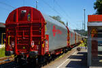 Recht neuer und noch nicht beschmierter, vierachsiger Drehgestell-Flachwagen mit verschiebbarem Planenverdeck und Lademulden für Coil/Spaltbandtransporte, 33 87 4673 222-5 F-ERSA der Gattung Shimmns-ttu, der französischen Vermietungsfirma ERMEWA S.A., eigereiht im Zugverband bei einer in Zugdurchfahrt im Bf Scheuerfeld/Sieg.

Diese Wagen wurde vom kroatischen Hersteller Đuro Đaković in Slavonski Brod gebaut. Die Plane mit Spriegel und Laufwagen ist vom Schleswiger Tauwerkfabrik Oellerking GmbH & Co. KG.

Die Ausstattung mit fünf Lademulden sowie das Planverdeck optimieren die Beförderung nässeempfindlicher Coils. Diese Planen können jeweils soweit zusammen geschoben werden, dass zum Be- und Entladen die Ladefläche zu 2/3 freigelegt ist. Der Wagen ist für die Beförderung von schweren witterungsempfindlichen Blechrollen (Coils) mit 5 fest im Untergestell eingebauten Lademulden ausgerüstet.

Das Untergestell und die Stirnwände, die als Abkantrahmenkonstruktion mit Blechbekleidung und U-förmigen Verstärkungsprofilen ausgeführt sind, bilden den Wagenkasten. Die sattelförmig angeordneten, jeweils mit den Außenlangträgern verschweißten Querträger bilden zusammen mit den Muldenblechen die Lademulden. Die Wagenabdeckung erfolgt mit einer PVC-beschichteten Gewebeplane, die auf 11 Rohrrahmen aufliegt. Über Laufwagen ist das Planendach in Wagenlängsrichtung verschiebbar. Die Verriegelung des Planendaches an den Stirnwänden erfolgt über eine 4-PunktZentralverriegelung, die sowohl vom Erdboden als auch von der Rampe aus bedient werden kann. Das Planendach lässt sich an einem Wagenende so weit zusammenschieben, dass ca. 2/3 der Ladefläche zur Beladung freigegeben wird. Zwischen den Spriegeln sind Hilfsspriegel so angeordnet, dass ein Einfallen der Plane beim Zusammenschieben um die Hälfte vermindert wird, um den notwendigen Freiraum für größere Coildurchmesser zu gewährleisten. Der Wagen darf nur mit geschlossenem und verriegeltem Planendach verkehren.

Die Wagen sind mit 20 verstellbaren Festlegearmen (4 je Mulde) ausgerüstet, die auf den Muldenhöckern gelagert sind und sich über Rollen in den Mulden abstützen. Ihre Form und Festigkeit ist so ausgelegt, dass sie einen sicheren Schutz gegen unzulässiges seitliches Verschieben als auch gegen Kippen gebundener Schmalbandcoils (Spaltband) gewährleisten. Gegenüber Festlegeeinrichtungen früherer Bauarten (z. B. Shimmns-tu 718) sind die einzelnen Arme sowohl grob verschiebbar als auch über Spindeln fein einstellbar. Dadurch können die Arme bis auf Kontakt an die Coils herangeführt werden. Die Spindeln werden dazu über seitlich an den Muldensätteln angeordnete Handräder oder auch über geeignete Maschinen angetrieben. Die Auskleidung der Mulden mit einer Gummiauflage soll einen optimalen Schutz des Coilbleches, der auch durch eine spezielle Muldenkonstruktion erreicht wird, unterstützen. Im Wageninneren sind auf Piktogrammen Beladehinweise und -schemen angebracht.

TECHNISCHE DATEN:
Spurweite: 1.435 mm
Achsanzahl: 4 (in 2 Drehgestelle)
Länge über Puffer: 12.040 mm
Länge der Ladefläche: 10.795 mm
Ladebreite (Mulden): 2.410 mm
Drehzapfenabstand: 7.000 mm
Achsabstand im Drehgestell: 1.800 mm
Drehgestell-Bauart: Y 25Ls1(K)
Laufraddurchmesser: 920 mm (neu)
Eigengewicht:  21.780 kg
Höchstgeschwindigkeit: 100  km/h (beladen) / 120 km/h (leer)
Maximales Ladegewicht: 68,2 t (ab Streckenklasse D4)
Kleinster bef. Gleisbogenradius: 35 m
Bauart der Bremse: KE-GP-A (K)
Bremssohle: Cosid 810
Intern. Verwendungsfähigkeit: TEN-GE


4669....Shimmns
Vierachsiger Drehgestell-Flachwagen mit verschiebbarem Planenverdeck und Lademulden für Coil-/Spaltbandtransporte, 33 87 4669 621-4 F-ERSA der Gattung Shimmns, der französischen Vermietungsfirma ERMEWA S.A., abgestellt am 13 Juni 2024 im Zugverband, auf dem KSW Rbf in Herdorf (Betriebsstätte Freien Grunder Eisenbahn - NE 447).

Die Ausstattung mit fünf Lademulden sowie das Planverdeck optimieren die Beförderung nässeempfindlicher Coils (Blechrollen/aufgewickeltes kalt gewalztes Blech). Diese Planen können jeweils soweit zusammen geschoben werden, dass zum Be- und Entladen die Ladefläche zu 2/3 freigelegt ist. Der Wagen ist für die Beförderung von schweren witterungsempfindlichen Blechrollen (Coils) mit 5 fest im Untergestell eingebauten Lademulden ausgerüstet.

Die Lademulden können wie folgt belegt werden:
Lademulden 1 und 5 für Ø1.000 mm bis 2.250 mm mit je max. 34 t
Lademulden 2 und 4 für Ø 800 mm bis 1.700 mm mit je max. 17 t
Lademulden 3 für Ø 1.000 mm bis 2.700 mm mit max. 45 t

TECHNISCHE DATEN:
Spurweite: 1.435 mm
Achsanzahl: 4 (in 2 Drehgestelle)
Länge über Puffer: 12.040 mm
Länge der Ladefläche: 10.800 mm
Drehzapfenabstand: 7.000 mm
Achsabstand im Drehgestell: 1.800 mm
Laufraddurchmesser: 920 mm (neu)
Eigengewicht:  21.600 kg
Höchstgeschwindigkeit: 100  km/h (beladen) / 120 km/h (leer)
Maximales Ladegewicht: 68,4 t (ab Streckenklasse D4)
Kleinster bef. Gleisbogenradius: 35 m
Bauart der Bremse: KE-GP-A (K)
Bremssohle: Cosid 810
Intern. Verwendungsfähigkeit: TEN-GE

